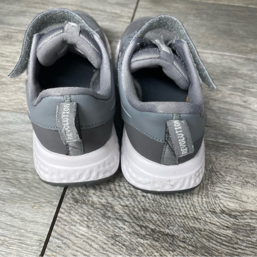 NIKE REVOLUTION  2Y  (GREY/PLATINUM GREY) - Picture 3 of 7